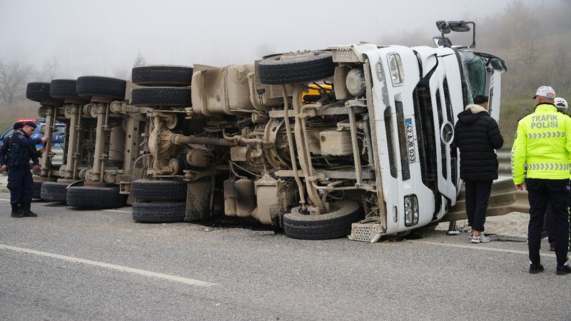 Edirne-Havsa yolunda tır yan yattı: Sıkışan sürücü kurtarıldı