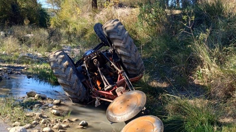 Antalya'da devrilen traktörün altında can verdi