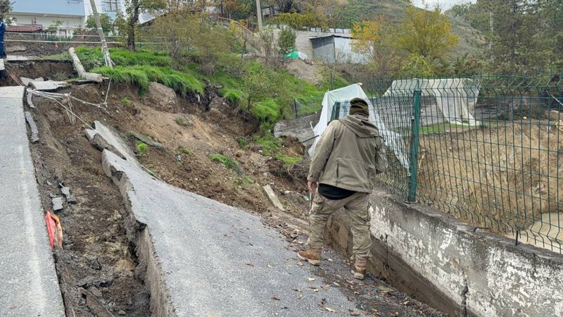 Karabük’te okul inşaatı yanında yol çöktü: Bölge trafiğe kapatıldı