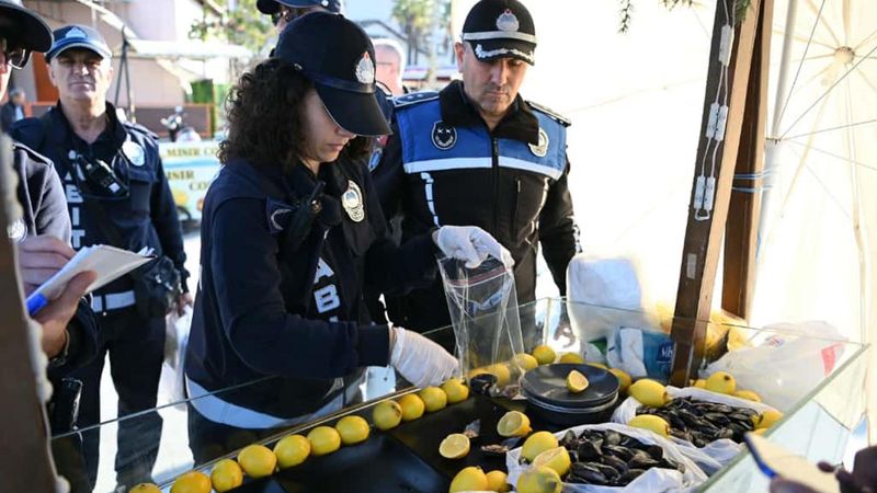 Aydın'ın Kuşadası ilçesinde sokak lezzetlerine sıkı denetim