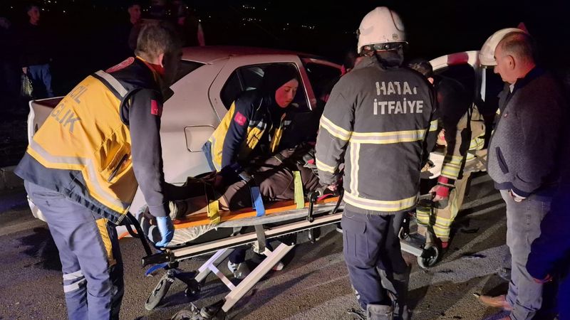 Hatay’da iki otomobilin kavşakta çarpışması sonucu 4 kişi yaralandı.