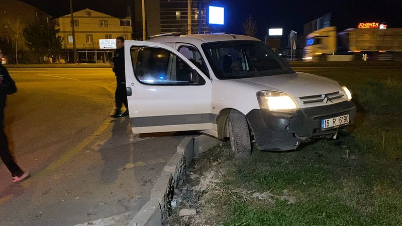 Bursa'da araçla polisten kaçan çocuk kaza yapınca yakalandı