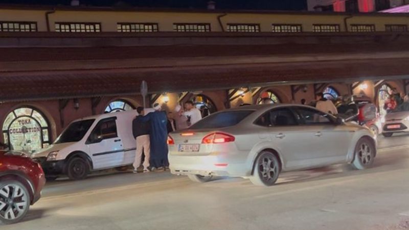 Eskişehir'de yolunda ilerleyen araca çarptılar: Sürücüsünün üzerine yürüyerek tehdit ettiler