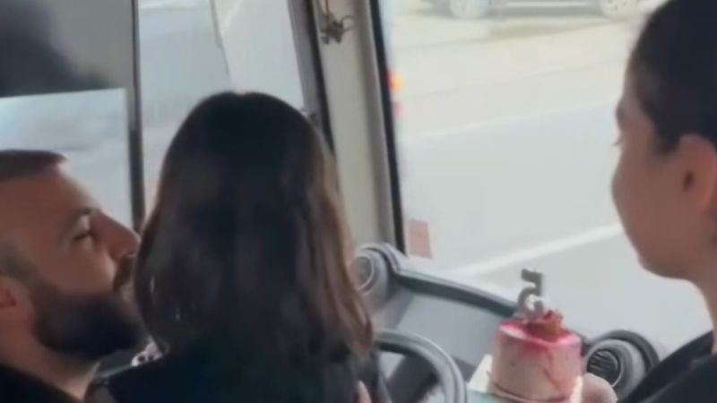 Sakarya'da halk otobüsü şoförü babaya, sefer sırasında sürpriz