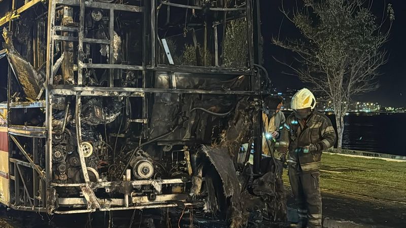 İzmir'de seyir halindeki belediye otobüsü yandı