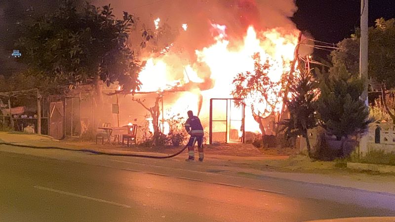 Mersin'de hobi bahçesindeki baraka alev alev yandı