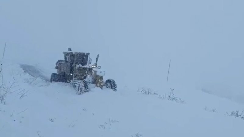 Hakkari'de kar köy yollarını kapattı