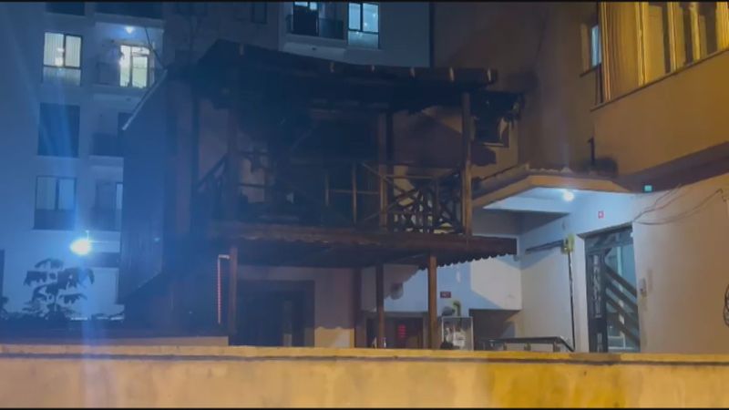 İstanbul'da 2 katlı evin çatısı alev alev yandı