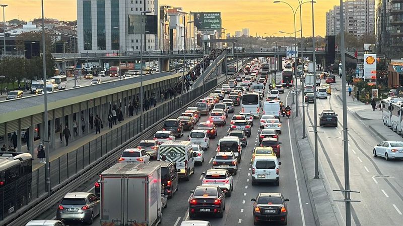 İstanbul'da ara tatilin ardından ikinci iş gününde trafik yoğunluğu yaşanıyor