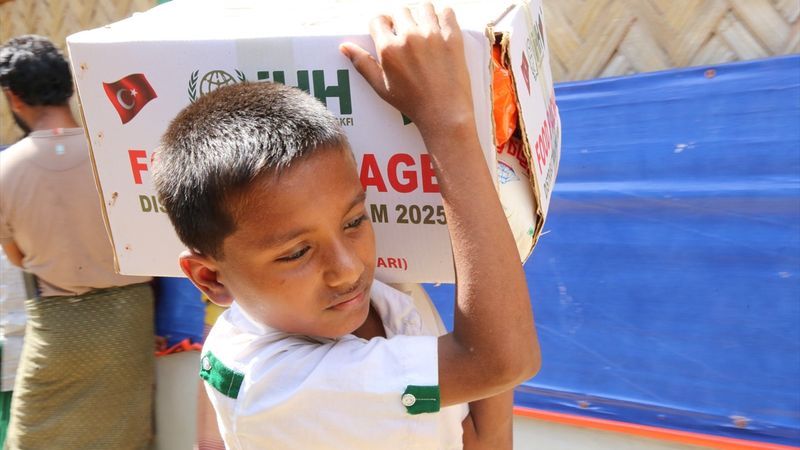 İHH'dan Arakanlı mültecilere gıda yardımı