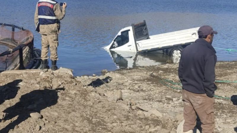 Elazığ'da el freni çekilmeyen kamyonet baraj gölüne düştü: 1 ölü