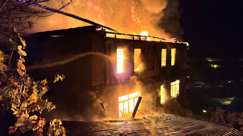 Karabük'te 150 yıllık iki katlı ahşap ev alevlere teslim oldu