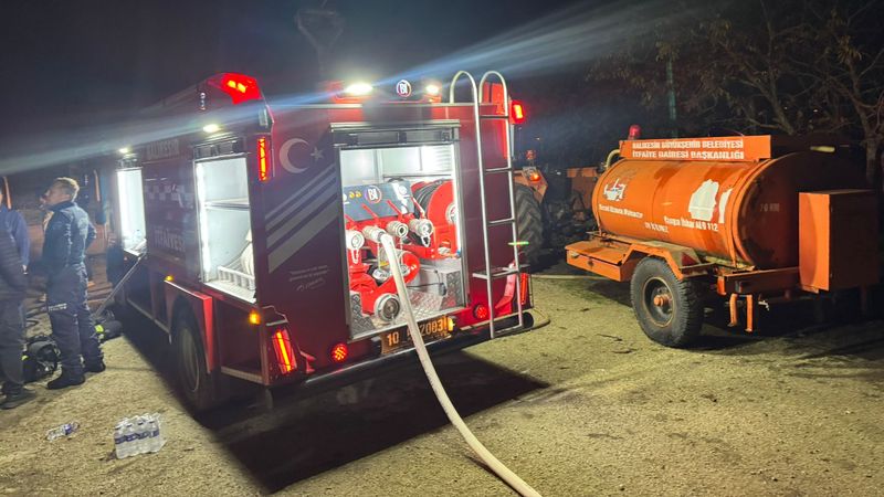 Balıkesir'de tavuk çiftliğinde yangın çıktı: Binlerce civciv telef oldu