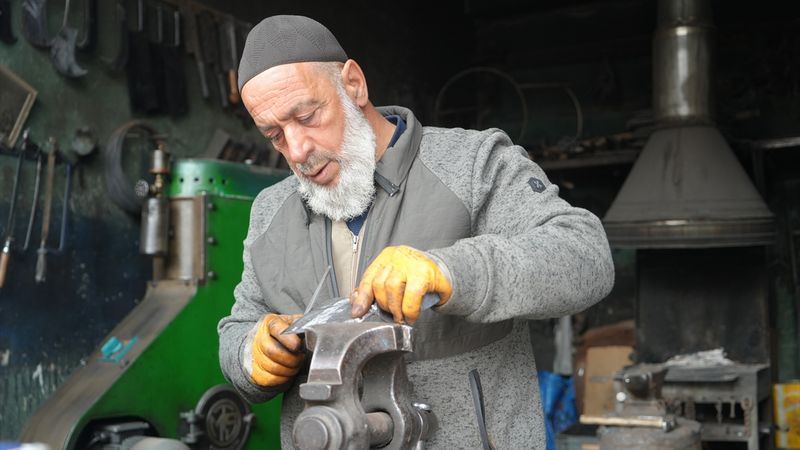 Muş'ta Halit Usta yarım asırdır ateş başında demir dövüyor