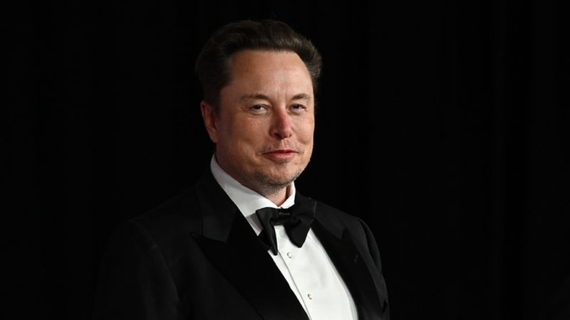 Grok'tan Elon Musk'a absürt övgüler: Tarihin en büyük insanı ilan etti