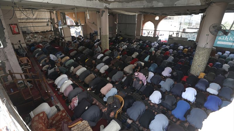 Gazze'de cuma namazı: Filistinliler hasar gören camide saf tuttu