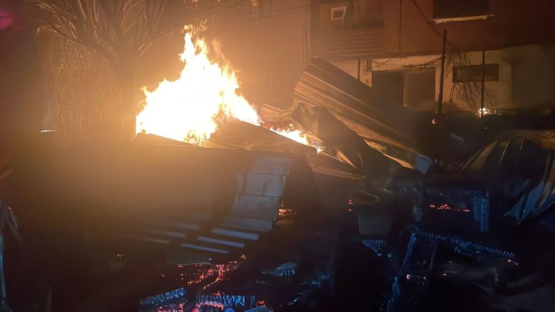 Bursa'da 3 katlı binanın teras katındaki kafede yangın paniği