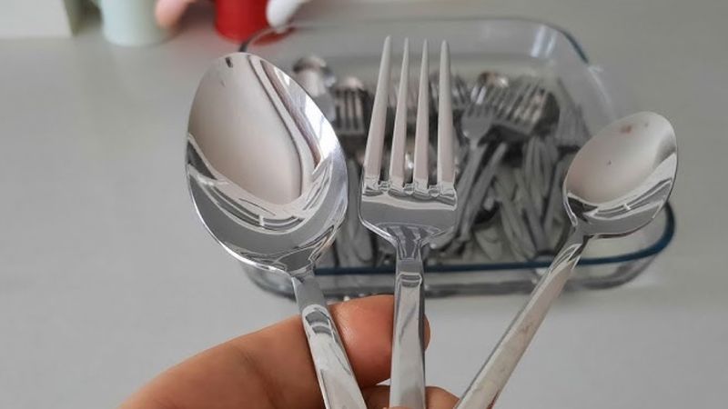 Pası kökünden temizleyen yöntem! Çatal bıçaklar ayna gibi oluyor