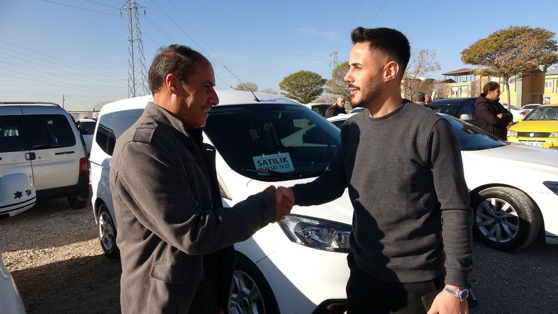Van'da ikinci el araç alıcısı, yüksek fiyatlar nedeniyle ilgisiz