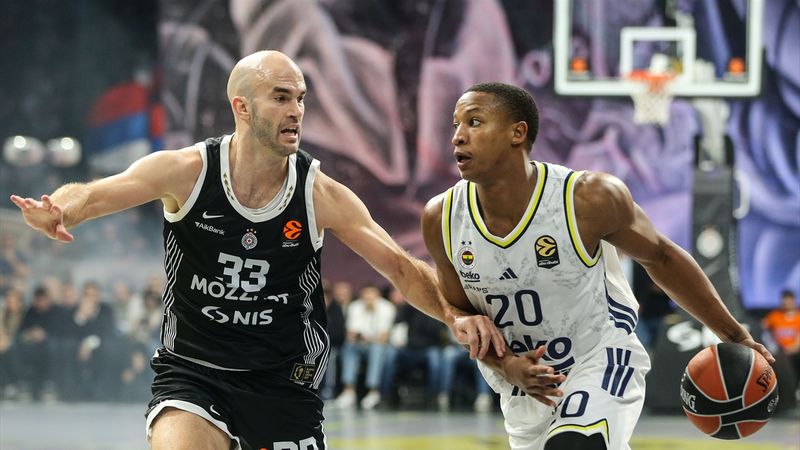 Fenerbahçe'den Partizan maçında açılan ırkçı pankarta tepki!