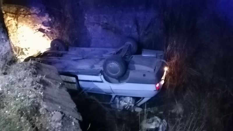 Burdur'da köpeğe çarpmamak için direksiyonu kırdı: Otomobil kanala düştü