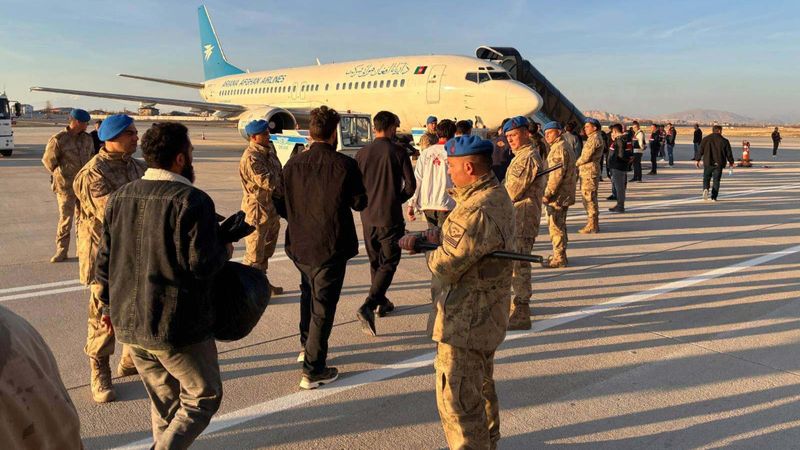 Türkiye, Afganistan uyruklu 300 düzensiz göçmeni ülkelerine gönderdi