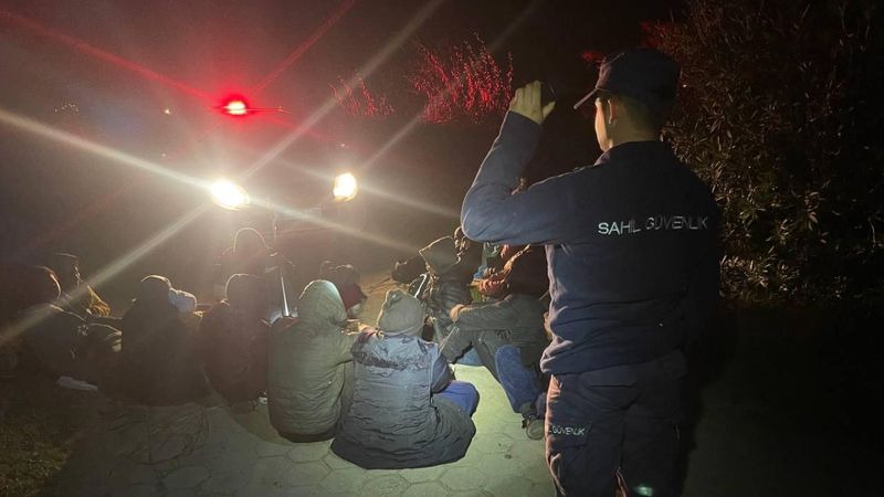 İzmir açıklarında 18 düzensiz göçmen yakalandı