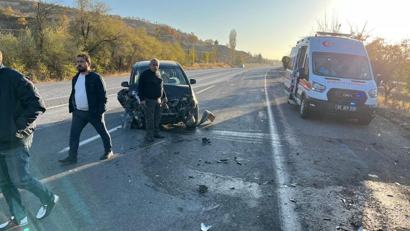 Adıyaman'da iki otomobil çarpıştı: 2 yaralı