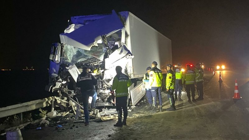 Adana'da tır, park halindeki otobüse çarptı: 14 yaralı