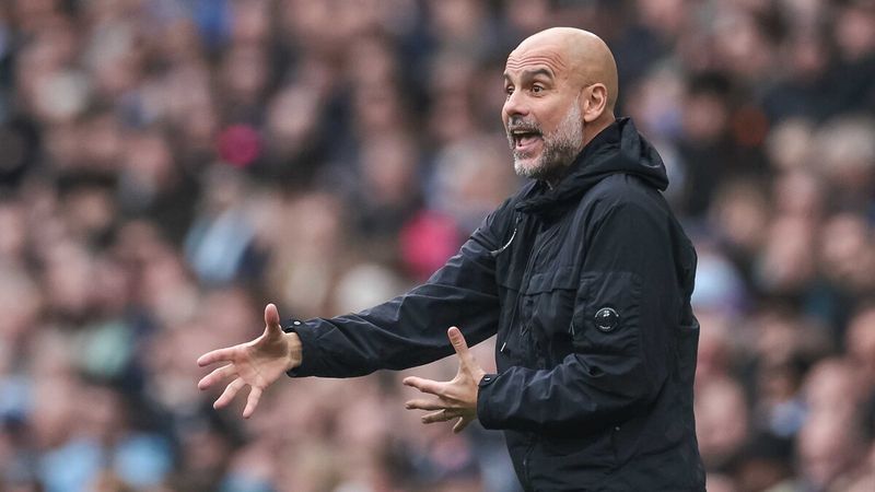 Pep Guardiola, tepki gösterdiği kameramandan özür diledi