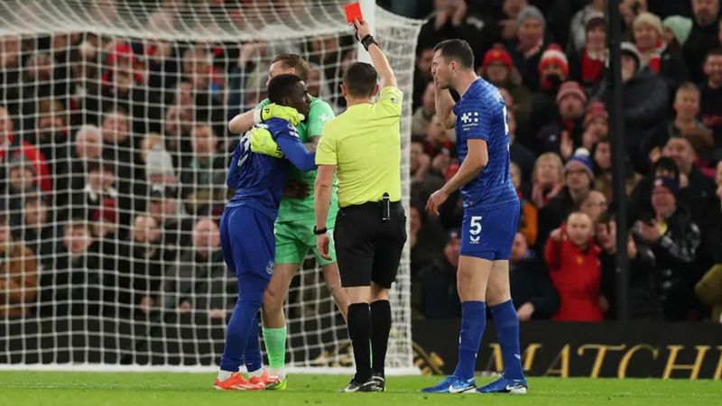 Manchester United–Everton maçında şok eden an: Gueye, takım arkadaşı Keane'e tokat attı