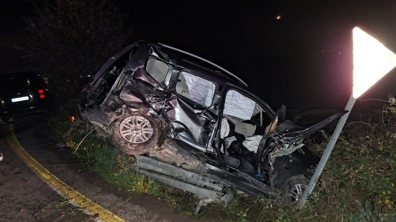 Sakarya'da kaza yapan araçlar hurdaya döndü: 1 ölü, 2 yaralı