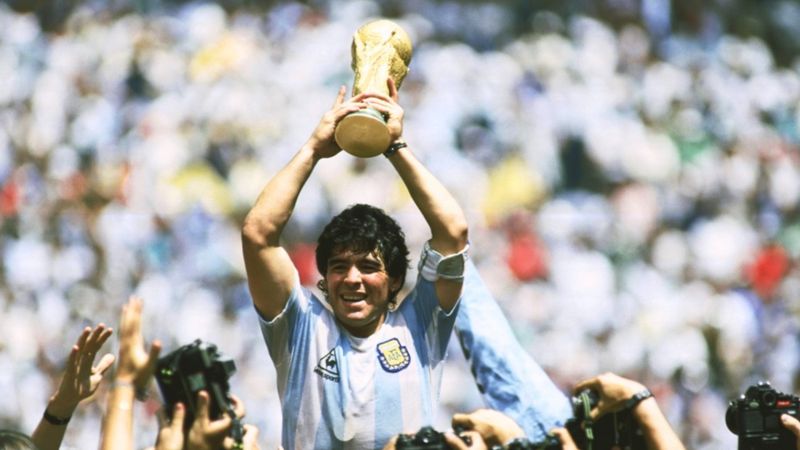 Futbol efsanesi Maradona ölümünün 5. yılında anılıyor