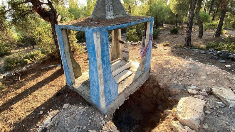 Muğla'da define avcıları, 300 yıllık mezarı kazarak tahrip etti