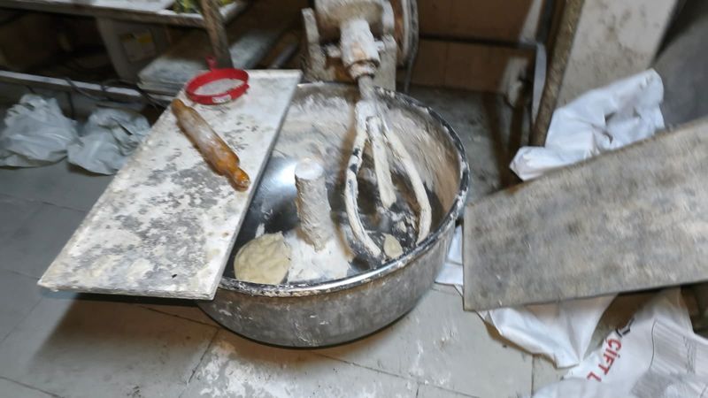 Zonguldak'ta sağlığa uygunsuz pide imalatı yapan iş yerinin kapısına mühür vuruldu