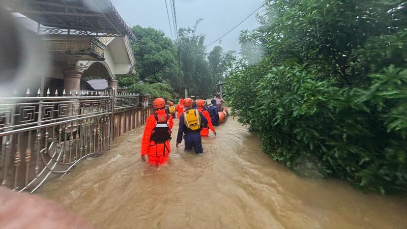 Endonezya'da şiddetli yağışlar afetlere yol açtı: En az 10 can kaybı
