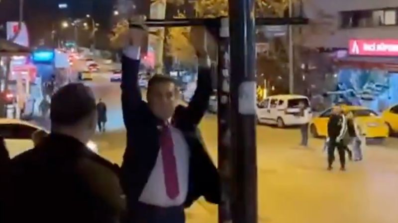 Mustafa Sarıgül, Ankara'daki viral olan Kızılay tabelasına asıldı - Güncel  Son Dakika Haberleri