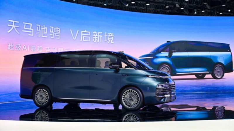 Geely'nin yeni tanıttığı Galaxy V900 rekor kırdı: Tek araca 42 kişi sığdırdılar