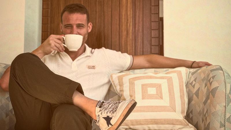 Oyuncu Kerem Bürsin Dubai'de! Ödül verdiler