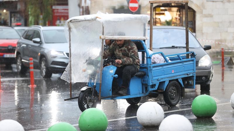 Kırklareli ve Tekirdağ'da etkili olan sağanak yaşamı olumsuz etkiledi