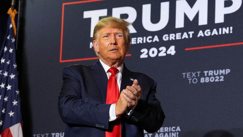 Donald Trump: Venezuela ve çevresindeki hava sahası tamamen kapatılacak