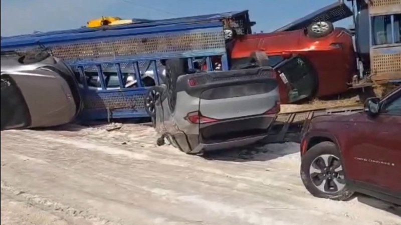 Şanlıurfa'da tır devrildi: Milyonluk otomobiller hasar gördü