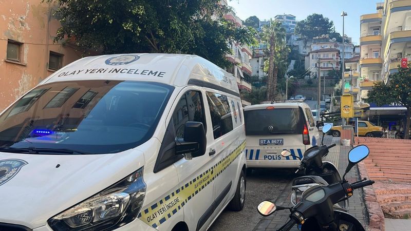 Antalya'da apartmanın giriş katında korkutan yangın