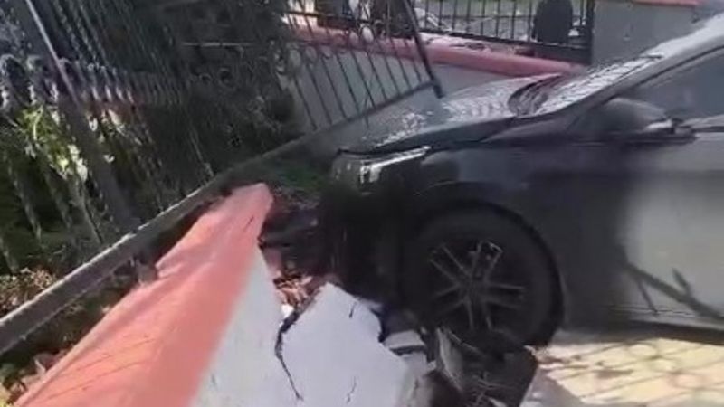 Kocaeli’de park halindeki araç, yokuşta hareket edip bahçe duvarına çarptı