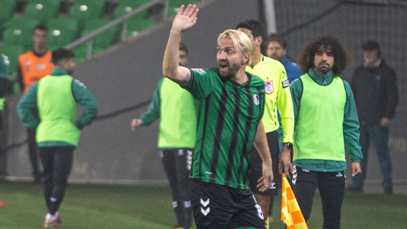 Caner Erkin, Sakaryaspor'daki 8. maçında 3. kırmızı kartını gördü