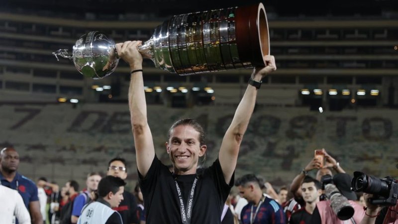 Filipe Luis, teknik direktörlük kariyerinde 5. kupasını kazandı