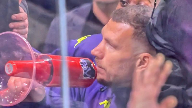 Edin Dzeko, taraftarlara megafonla seslendi