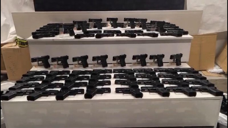 Eskişehir'de çekici üzerindeki araçta saklanmış 480 tabanca bulundu