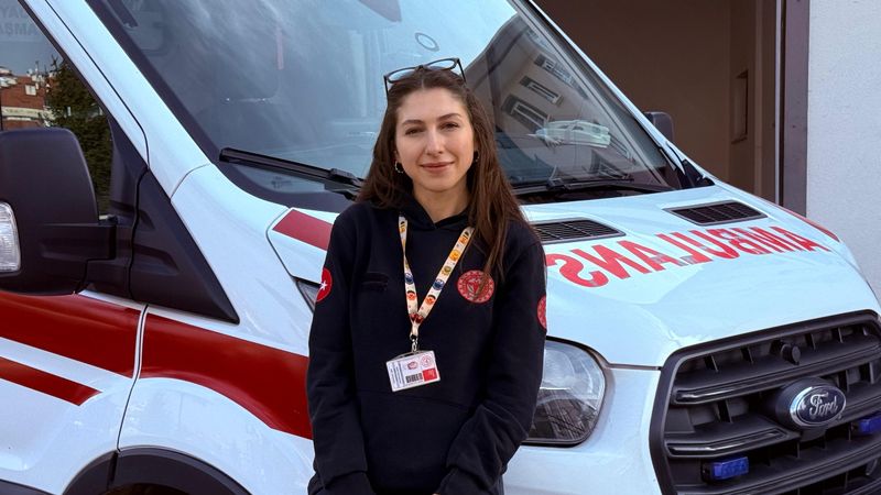 Ankara'da ambulans şoförü Müzeyyen, hayat kurtarmak için çabalıyor