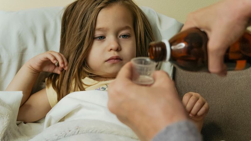 Uzmanlardan uyarı: 4 yaş altı çocuklarda öksürük şurubu risk oluşturuyor